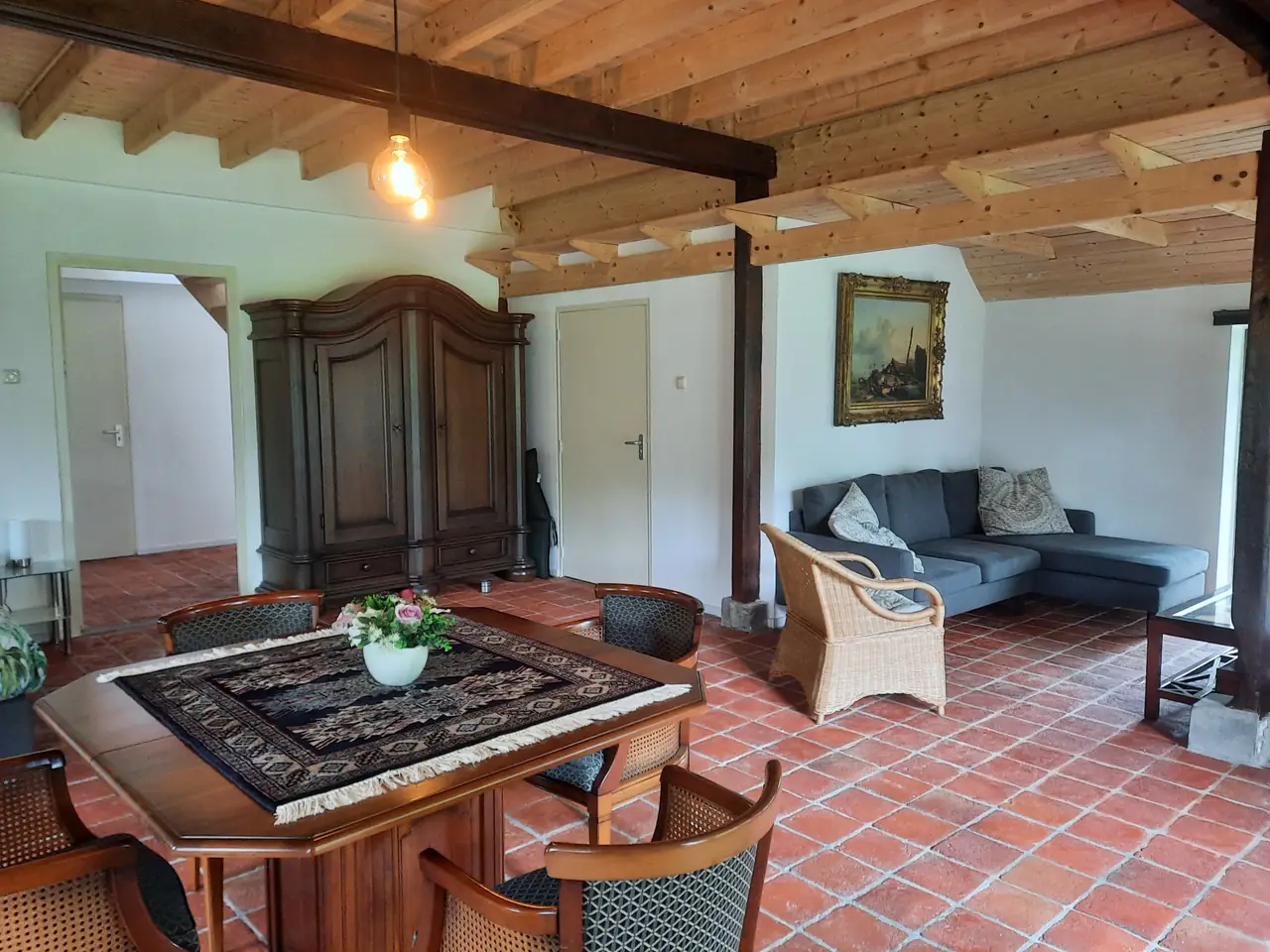 Woonkamer met balkenplafond
