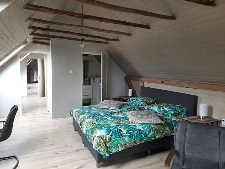 Zolderkamer met bed