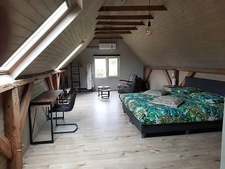 Zolderkamer met bureau